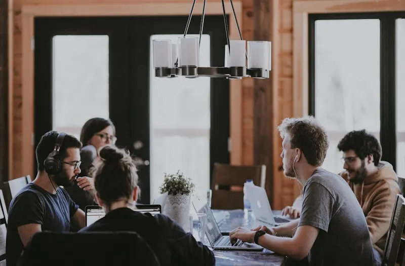 Equipe da Mackenzies Contabilidade em reunião com clientes